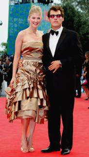 Rosamund Pike feet photo thumbnail