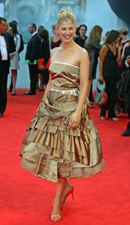 Rosamund Pike feet photo thumbnail