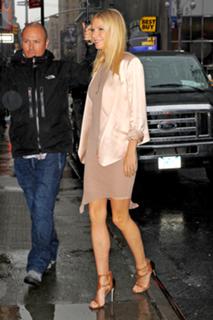 Gwyneth Paltrow feet photo thumbnail