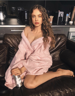Xenia Tchoumitcheva feet photo thumbnail