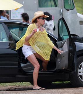 Hilary Swank feet photo thumbnail