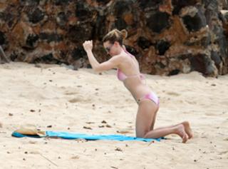 Hilary Swank feet photo thumbnail