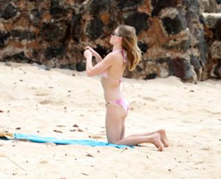 Hilary Swank feet photo thumbnail