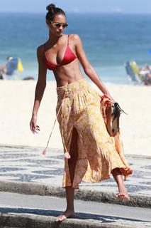 Lais Ribeiro feet photo thumbnail