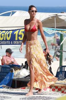 Lais Ribeiro feet photo thumbnail