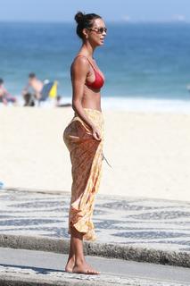 Lais Ribeiro feet photo thumbnail