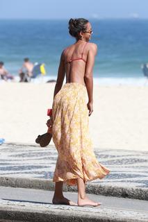 Lais Ribeiro feet photo thumbnail