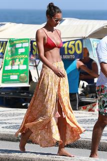 Lais Ribeiro feet photo thumbnail