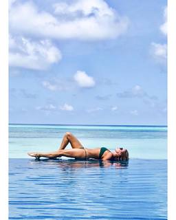 Amanda Holden feet photo thumbnail