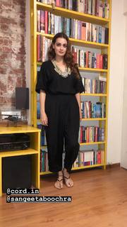 Dia Mirza feet photo thumbnail