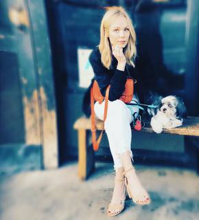 Laura Vandervoort feet photo thumbnail