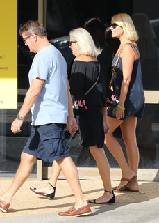 Holly Willoughby feet photo thumbnail