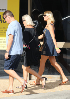 Holly Willoughby feet photo thumbnail