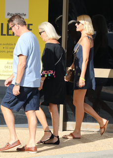 Holly Willoughby feet photo thumbnail