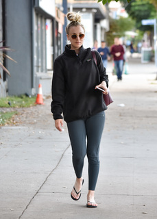 Kaley Cuoco feet photo thumbnail