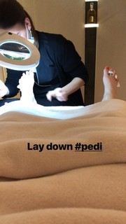 Elizabeth Banks feet photo thumbnail
