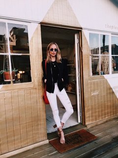 Laura Vandervoort feet photo thumbnail
