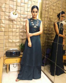 Hina Khan feet photo thumbnail