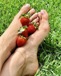 Alaine Crissiê feet photo thumbnail
