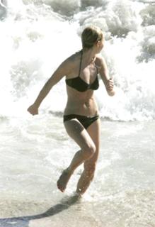 Kirsten Dunst feet photo thumbnail
