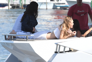 Gigi Hadid feet photo thumbnail