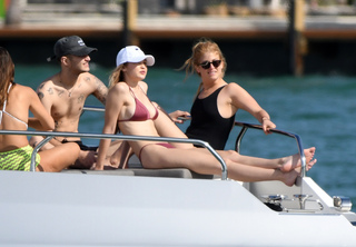 Gigi Hadid feet photo thumbnail