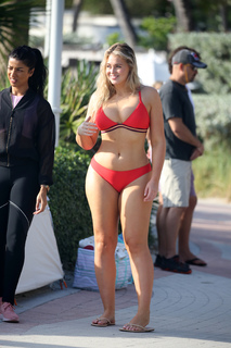 Iskra Lawrence feet photo thumbnail