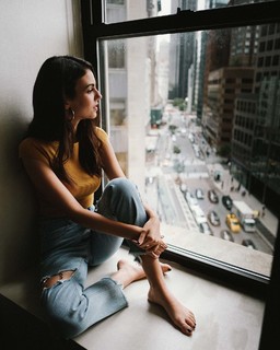 Victoria Justice feet photo thumbnail