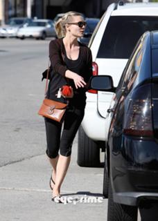 Kirsten Dunst feet photo thumbnail