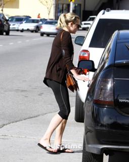 Kirsten Dunst feet photo thumbnail