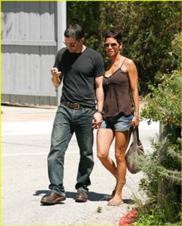 Halle Berry feet photo thumbnail