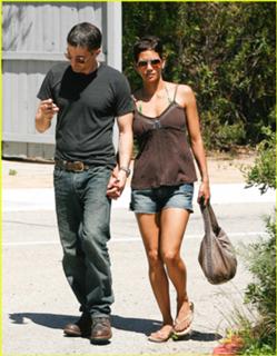 Halle Berry feet photo thumbnail