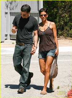 Halle Berry feet photo thumbnail