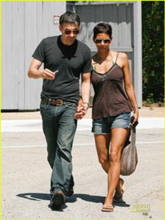 Halle Berry feet photo thumbnail