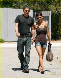 Halle Berry feet photo thumbnail