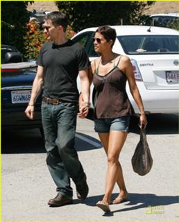 Halle Berry feet photo thumbnail