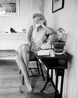 Marilyn Monroe feet photo thumbnail