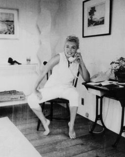 Marilyn Monroe feet photo thumbnail