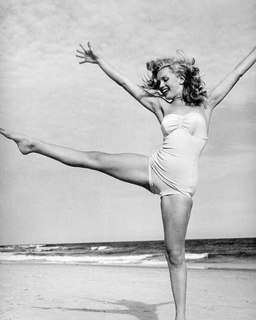 Marilyn Monroe feet photo thumbnail