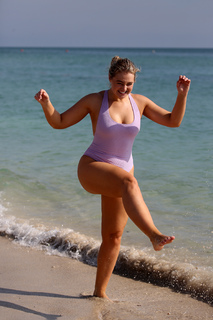 Iskra Lawrence feet photo thumbnail
