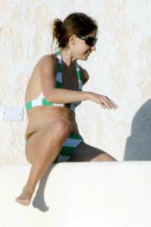 Sarah Michelle Gellar feet photo thumbnail