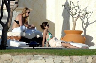 Sarah Michelle Gellar feet photo thumbnail