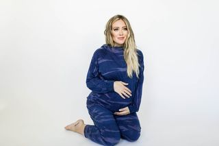 Hilary Duff feet photo thumbnail