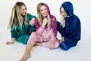 Hilary Duff feet photo thumbnail