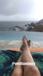 Sarah Hyland feet photo thumbnail