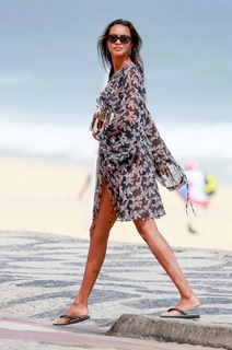 Lais Ribeiro feet photo thumbnail