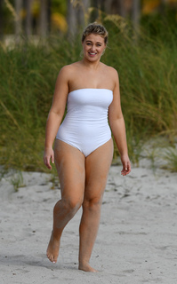 Iskra Lawrence feet photo thumbnail