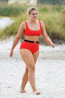 Iskra Lawrence feet photo thumbnail