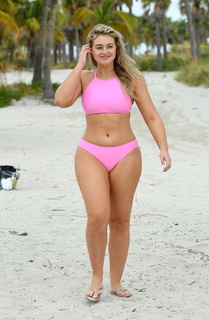 Iskra Lawrence feet photo thumbnail