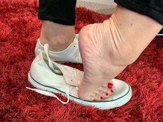 Kyle Unfug feet photo thumbnail